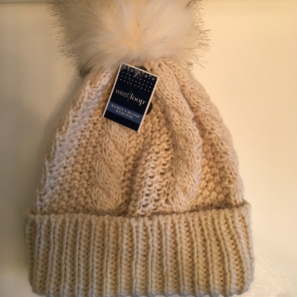 Beanie with pom